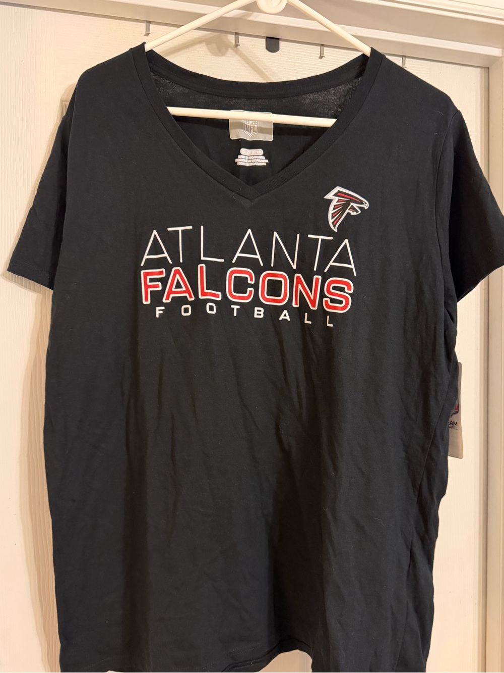 NWT Atlanta Falcons V-Neck T-shirt. Size:2XL.